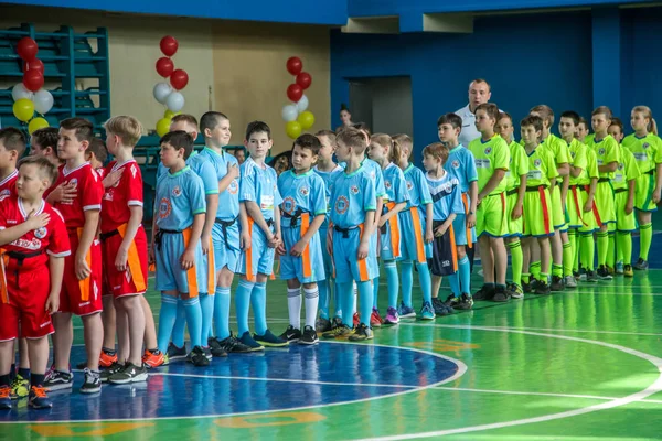 オデッサ ウクライナ 2019年5月18日 幼い子供たちはホールで最後のチャンピオンシップゲーム中にラグビーをします 子供のスポーツ 子供たちはラグビー5をします ラグビーで子供たちの勝利のために戦う チーム勝者決勝 — ストック写真