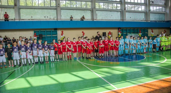 乌克兰奥德萨 2019年5月18日 在大厅举行的决赛期间 小孩子们打橄榄球 儿童运动 孩子们玩橄榄球5 为橄榄球中儿童的胜利而战 球队优胜者决赛 — 图库照片