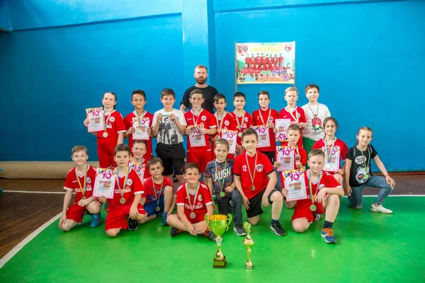 乌克兰奥德萨 2019年5月18日 在大厅举行的决赛期间 小孩子们打橄榄球 儿童运动 孩子们玩橄榄球5 为橄榄球中儿童的胜利而战 球队优胜者决赛 — 图库照片