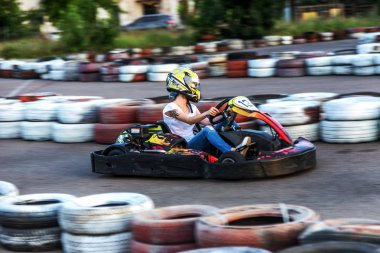 Odessa, Ukrayna - 19 Haziran 2019: Karting. Otomobil lastikleri ile sınırlı özel güvenli yüksek hızlı yollarda yarışlarda Yarışçılar. At arabalarında Attraction Yüksek hızlı sürüş. Spor kart eğlence eğlence