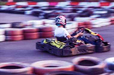 Odessa, Ukrayna - 19 Haziran 2019: Karting. Otomobil lastikleri ile sınırlı özel güvenli yüksek hızlı yollarda yarışlarda Yarışçılar. At arabalarında Attraction Yüksek hızlı sürüş. Spor kart eğlence eğlence