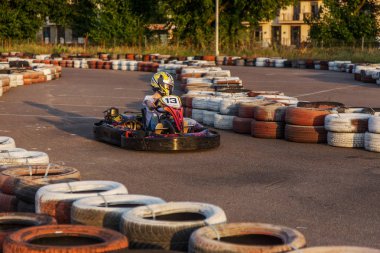 Odessa, Ukrayna - 19 Haziran 2019: karting. Araba lastikleri ile sınırlı özel güvenli yüksek hızlı parça üzerinde yarışlarda Yarışçılar. At arabalarında Attraction Yüksek hızlı sürüş. Spor karting eğlence