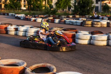 Odessa, Ukrayna - 19 Haziran 2019: karting. Araba lastikleri ile sınırlı özel güvenli yüksek hızlı parça üzerinde yarışlarda Yarışçılar. At arabalarında Attraction Yüksek hızlı sürüş. Spor karting eğlence