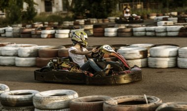 Odessa, Ukrayna - 19 Haziran 2019: karting. Araba lastikleri ile sınırlı özel güvenli yüksek hızlı parça üzerinde yarışlarda Yarışçılar. At arabalarında Attraction Yüksek hızlı sürüş. Spor karting eğlence