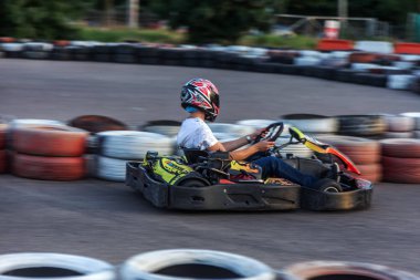Odessa, Ukrayna - 19 Haziran 2019: karting. Araba lastikleri ile sınırlı özel güvenli yüksek hızlı parça üzerinde yarışlarda Yarışçılar. At arabalarında Attraction Yüksek hızlı sürüş. Spor karting eğlence