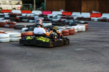 Odessa, Ukrayna - 19 Haziran 2019: karting. Araba lastikleri ile sınırlı özel güvenli yüksek hızlı parça üzerinde yarışlarda Yarışçılar. At arabalarında Attraction Yüksek hızlı sürüş. Spor karting eğlence