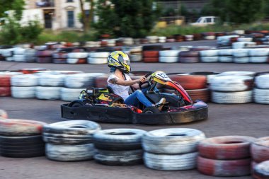 Odessa, Ukrayna - 19 Haziran 2019: karting. Araba lastikleri ile sınırlı özel güvenli yüksek hızlı parça üzerinde yarışlarda Yarışçılar. At arabalarında Attraction Yüksek hızlı sürüş. Spor karting eğlence