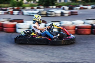 Odessa, Ukrayna - 19 Haziran 2019: karting. Araba lastikleri ile sınırlı özel güvenli yüksek hızlı parça üzerinde yarışlarda Yarışçılar. At arabalarında Attraction Yüksek hızlı sürüş. Spor karting eğlence