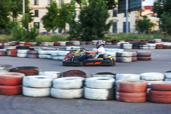 乌克兰奥德萨 2019年6月19日 卡丁车 赛车在特殊安全高速赛道上的比赛限制汽车轮胎 吸引高速乘坐推车 运动卡丁车娱乐 — 图库照片
