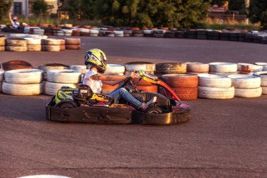 Odessa, Ukrayna - 19 Haziran 2019: karting. Araba lastikleri ile sınırlı özel güvenli yüksek hızlı parça üzerinde yarışlarda Yarışçılar. At arabalarında Attraction Yüksek hızlı sürüş. Spor karting eğlence