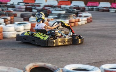 Odessa, Ukrayna - 19 Haziran 2019: karting. Araba lastikleri ile sınırlı özel güvenli yüksek hızlı parça üzerinde yarışlarda Yarışçılar. At arabalarında Attraction Yüksek hızlı sürüş. Spor karting eğlence