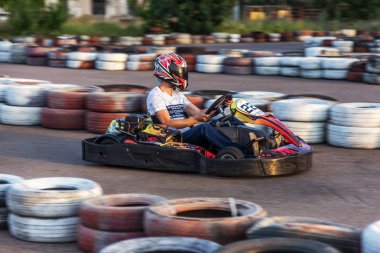 Odessa, Ukrayna - 19 Haziran 2019: karting. Araba lastikleri ile sınırlı özel güvenli yüksek hızlı parça üzerinde yarışlarda Yarışçılar. At arabalarında Attraction Yüksek hızlı sürüş. Spor karting eğlence