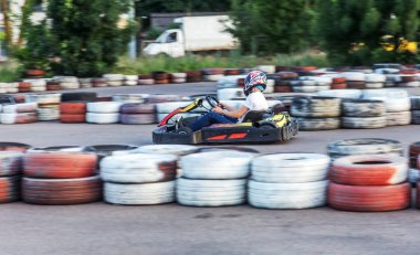 Odessa, Ukrayna - 19 Haziran 2019: karting. Araba lastikleri ile sınırlı özel güvenli yüksek hızlı parça üzerinde yarışlarda Yarışçılar. At arabalarında Attraction Yüksek hızlı sürüş. Spor karting eğlence
