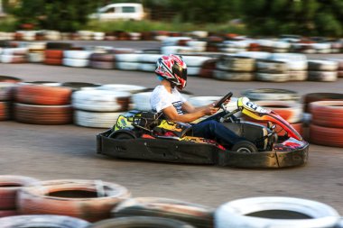 Odessa, Ukrayna - 19 Haziran 2019: karting. Araba lastikleri ile sınırlı özel güvenli yüksek hızlı parça üzerinde yarışlarda Yarışçılar. At arabalarında Attraction Yüksek hızlı sürüş. Spor karting eğlence