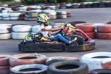 Odessa, Ukrayna - 19 Haziran 2019: karting. Araba lastikleri ile sınırlı özel güvenli yüksek hızlı parça üzerinde yarışlarda Yarışçılar. At arabalarında Attraction Yüksek hızlı sürüş. Spor karting eğlence