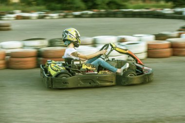 Odessa, Ukrayna - 19 Haziran 2019: karting. Araba lastikleri ile sınırlı özel güvenli yüksek hızlı parça üzerinde yarışlarda Yarışçılar. At arabalarında Attraction Yüksek hızlı sürüş. Spor karting eğlence