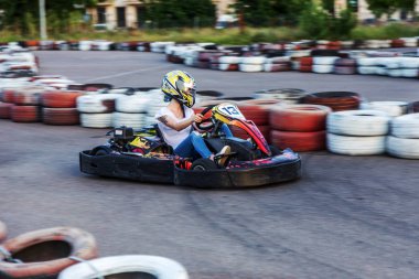Odessa, Ukrayna - 19 Haziran 2019: karting. Araba lastikleri ile sınırlı özel güvenli yüksek hızlı parça üzerinde yarışlarda Yarışçılar. At arabalarında Attraction Yüksek hızlı sürüş. Spor karting eğlence