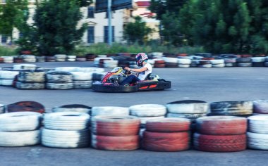 Odessa, Ukrayna - 19 Haziran 2019: karting. Araba lastikleri ile sınırlı özel güvenli yüksek hızlı parça üzerinde yarışlarda Yarışçılar. At arabalarında Attraction Yüksek hızlı sürüş. Spor karting eğlence