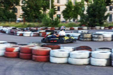Odessa, Ukrayna - 19 Haziran 2019: karting. Araba lastikleri ile sınırlı özel güvenli yüksek hızlı parça üzerinde yarışlarda Yarışçılar. At arabalarında Attraction Yüksek hızlı sürüş. Spor karting eğlence