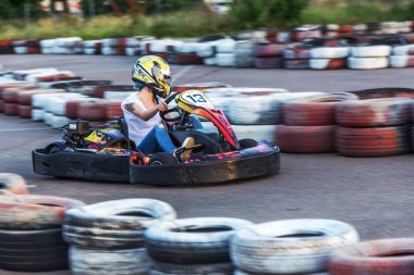 Odessa, Ukrayna - 19 Haziran 2019: karting. Araba lastikleri ile sınırlı özel güvenli yüksek hızlı parça üzerinde yarışlarda Yarışçılar. At arabalarında Attraction Yüksek hızlı sürüş. Spor karting eğlence