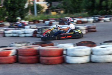 Odessa, Ukrayna - 19 Haziran 2019: karting. Araba lastikleri ile sınırlı özel güvenli yüksek hızlı parça üzerinde yarışlarda Yarışçılar. At arabalarında Attraction Yüksek hızlı sürüş. Spor karting eğlence