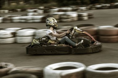 Odessa, Ukrayna - 19 Haziran 2019: karting. Araba lastikleri ile sınırlı özel güvenli yüksek hızlı parça üzerinde yarışlarda Yarışçılar. At arabalarında Attraction Yüksek hızlı sürüş. Spor karting eğlence