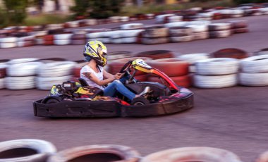 Odessa, Ukrayna - 19 Haziran 2019: karting. Araba lastikleri ile sınırlı özel güvenli yüksek hızlı parça üzerinde yarışlarda Yarışçılar. At arabalarında Attraction Yüksek hızlı sürüş. Spor karting eğlence