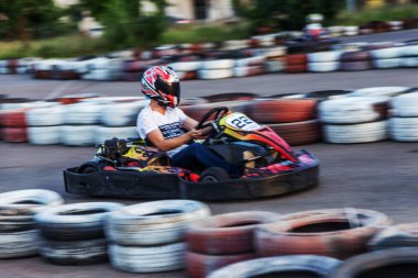 Odessa, Ukrayna - 19 Haziran 2019: karting. Araba lastikleri ile sınırlı özel güvenli yüksek hızlı parça üzerinde yarışlarda Yarışçılar. At arabalarında Attraction Yüksek hızlı sürüş. Spor karting eğlence