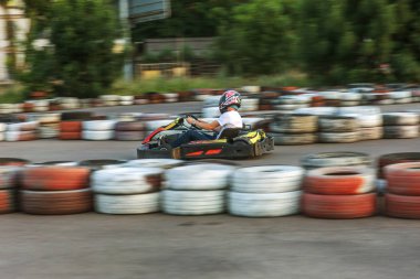 Odessa, Ukrayna - 19 Haziran 2019: karting. Araba lastikleri ile sınırlı özel güvenli yüksek hızlı parça üzerinde yarışlarda Yarışçılar. At arabalarında Attraction Yüksek hızlı sürüş. Spor karting eğlence