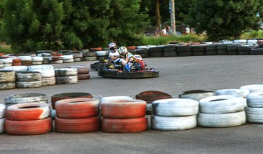 Odessa, Ukrayna - 19 Haziran 2019: karting. Araba lastikleri ile sınırlı özel güvenli yüksek hızlı parça üzerinde yarışlarda Yarışçılar. At arabalarında Attraction Yüksek hızlı sürüş. Spor karting eğlence