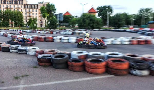 オデッサ ウクライナ 2019年6月19日 カート 車のタイヤによって制限された特別な安全な高速トラック上のレースのレーサー カートに乗ってアトラクション高速乗車 スポーツカートエンターテイメント — ストック写真