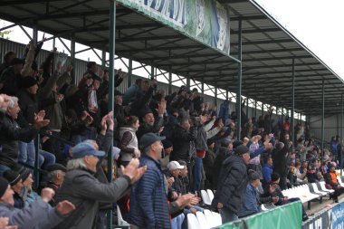 Odessa, Ukrayna - Circa 2019: Bölgesel kulüplerin bir maç sırasında bir futbol stadyumunun tribünlerinde taraftar kalabalığı. Stadyumdaki seyirciler. Futbolda taraftarlarla standları