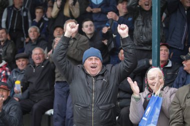 Odessa, Ukrayna - Circa 2019: Bölgesel kulüplerin bir maç sırasında bir futbol stadyumunun tribünlerinde taraftar kalabalığı. Stadyumdaki seyirciler. Futbolda taraftarlarla standları