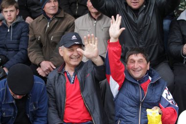 Odessa, Ukrayna - Circa 2019: Bölgesel kulüplerin bir maç sırasında bir futbol stadyumunun tribünlerinde taraftar kalabalığı. Stadyumdaki seyirciler. Futbolda taraftarlarla standları