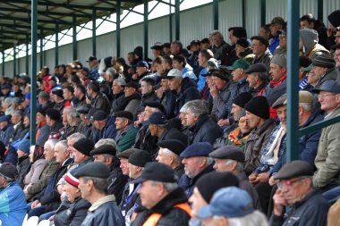 Odessa, Ukrayna - Circa 2019: Bölgesel kulüplerin bir maç sırasında bir futbol stadyumunun tribünlerinde taraftar kalabalığı. Stadyumdaki seyirciler. Futbolda taraftarlarla standları