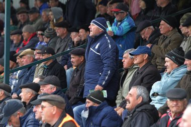Odessa, Ukrayna - Circa 2019: Bölgesel kulüplerin bir maç sırasında bir futbol stadyumunun tribünlerinde taraftar kalabalığı. Stadyumdaki seyirciler. Futbolda taraftarlarla standları