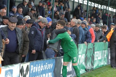 Odessa, Ukrayna - Circa 2019: Bölgesel kulüplerin bir maç sırasında bir futbol stadyumunun tribünlerinde taraftar kalabalığı. Stadyumdaki seyirciler. Futbolda taraftarlarla standları