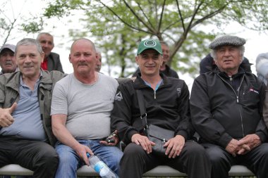 Odessa, Ukrayna - Circa 2019: Bölgesel kulüplerin bir maç sırasında bir futbol stadyumunun tribünlerinde taraftar kalabalığı. Stadyumdaki seyirciler. Futbolda taraftarlarla standları