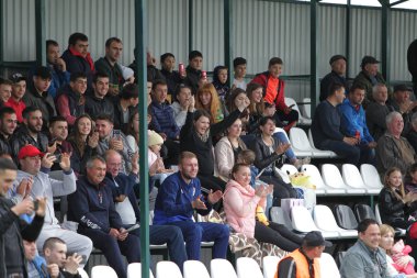 Odessa, Ukrayna - Circa 2019: Bölgesel kulüplerin bir maç sırasında bir futbol stadyumunun tribünlerinde taraftar kalabalığı. Stadyumdaki seyirciler. Futbolda taraftarlarla standları
