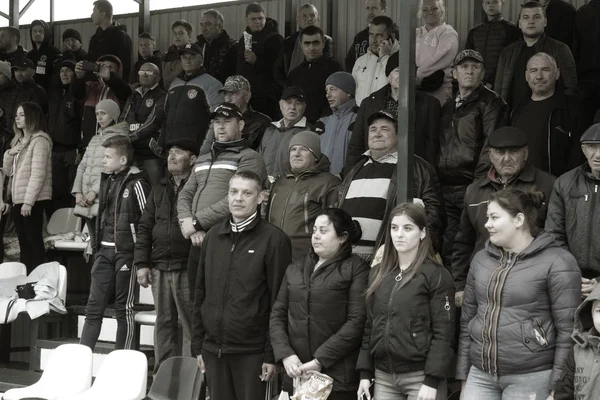 オデッサ ウクライナ Circa 2019 地域のクラブの試合中にサッカースタジアムのスタンドでファンの群衆 スタジアムの観客 サッカーのファンと一緒に立つ — ストック写真