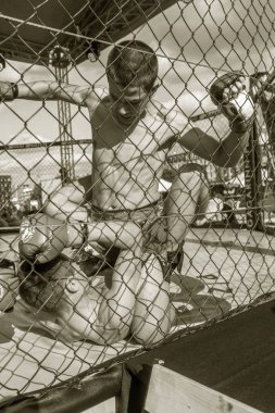 Odessa, Ukrayna-Haziran 30, 2019: Mma boksörler Fighters sekizgenkafes halka kuralları olmadan mücadele ediyor. Mma dövüşçüleri şampiyonada ringde. Metal kafes ten kuralsız boks kavgaları bak