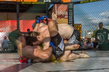 Odessa, Ukrayna-Haziran 30, 2019: Mma boksörler Fighters sekizgenkafes halka kuralları olmadan mücadele ediyor. Mma dövüşçüleri şampiyonada ringde. Metal kafes ten kuralsız boks kavgaları bak