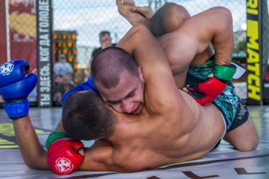 Odessa, Ukrayna-Haziran 30, 2019: Mma boksörler Fighters sekizgenkafes halka kuralları olmadan mücadele ediyor. Mma dövüşçüleri şampiyonada ringde. Metal kafes ten kuralsız boks kavgaları bak