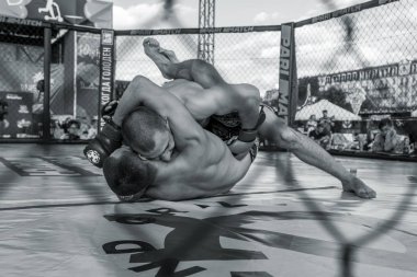 Odessa, Ukrayna-Haziran 30, 2019: Mma boksörler Fighters sekizgenkafes halka kuralları olmadan mücadele ediyor. Mma dövüşçüleri şampiyonada ringde. Metal kafes ten kuralsız boks kavgaları bak