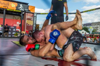 Odessa, Ukrayna-Haziran 30, 2019: Mma boksörler Fighters sekizgenkafes halka kuralları olmadan mücadele ediyor. Mma dövüşçüleri şampiyonada ringde. Metal kafes ten kuralsız boks kavgaları bak
