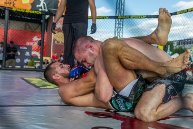 Odessa, Ukrayna-Haziran 30, 2019: Mma boksörler Fighters sekizgenkafes halka kuralları olmadan mücadele ediyor. Mma dövüşçüleri şampiyonada ringde. Metal kafes ten kuralsız boks kavgaları bak