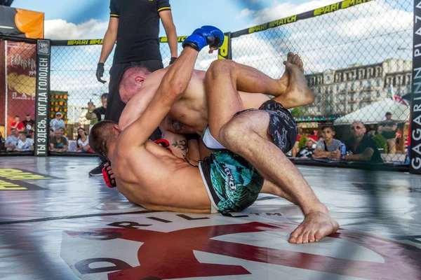乌克兰奥德萨 2019年6月30日 Mma拳击手的拳手在八角笼环中毫无规则地战斗 Mma战士在环在冠军 透过金属笼子看没有规则的拳击比赛 — 图库照片