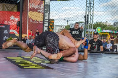 Odessa, Ukrayna-Haziran 30, 2019: Mma boksörler Fighters sekizgenkafes halka kuralları olmadan mücadele ediyor. Mma dövüşçüleri şampiyonada ringde. Metal kafes ten kuralsız boks kavgaları bak
