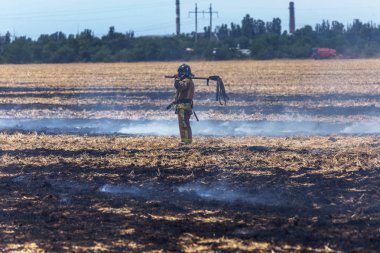 Odessa, Ukrayna - Cirka 2019: Surging Step Yangınları. Tahıl koşum saman ve saman hasat sonra sahada. Ekolojik felaket. Ateş ve duman tüm yaşamı yok eder. İtfaiyeciler Büyük Yangını söndürür. Çok duman