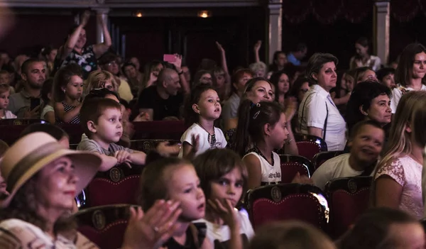 Odessa Ucrânia Circa 2019 Foco Seletivo Espectadores Crianças Teatro Durante — Fotografia de Stock